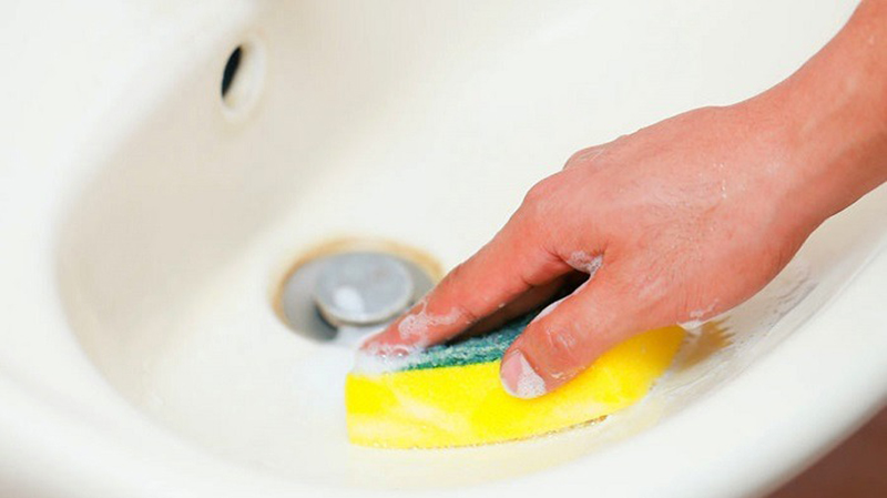 Vệ sinh lavabo bằng xà phòng và nước ấm